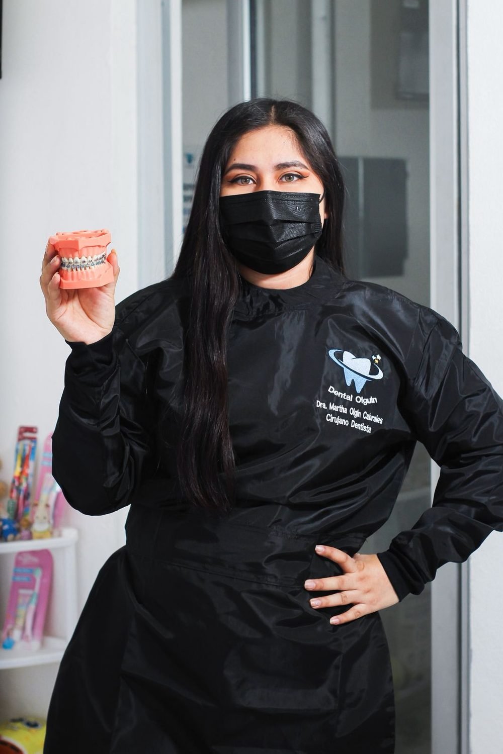 Modelo dental con brackets, tratamiento disponible en Dental Olguín