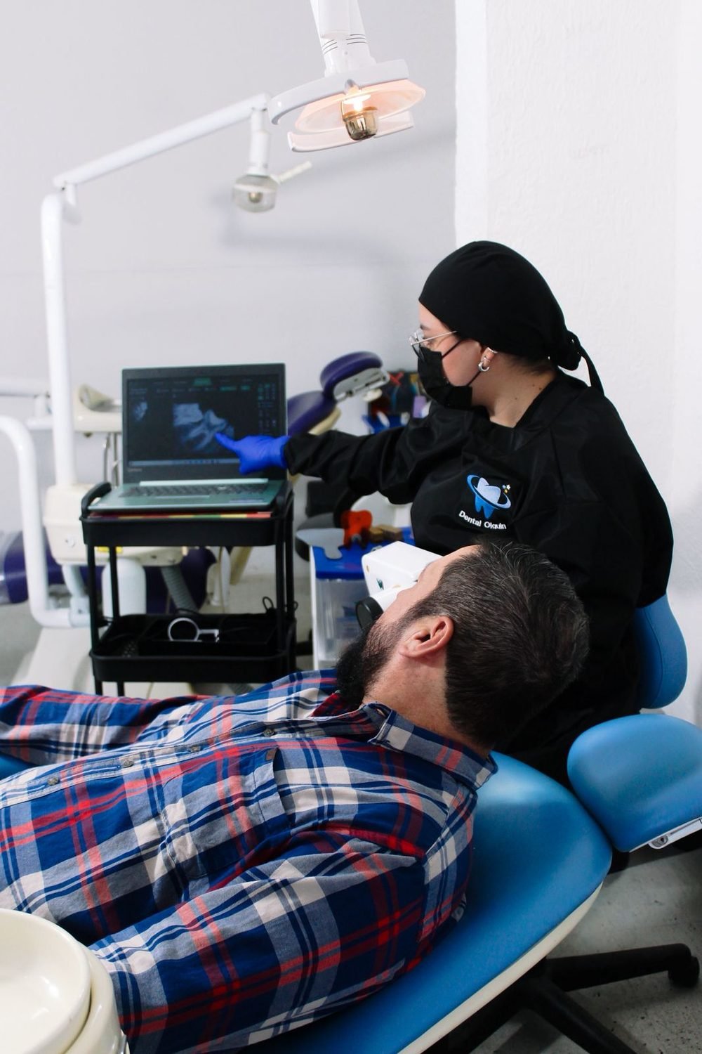 Revisión de estudio digital con un paciente en Dental Olguín