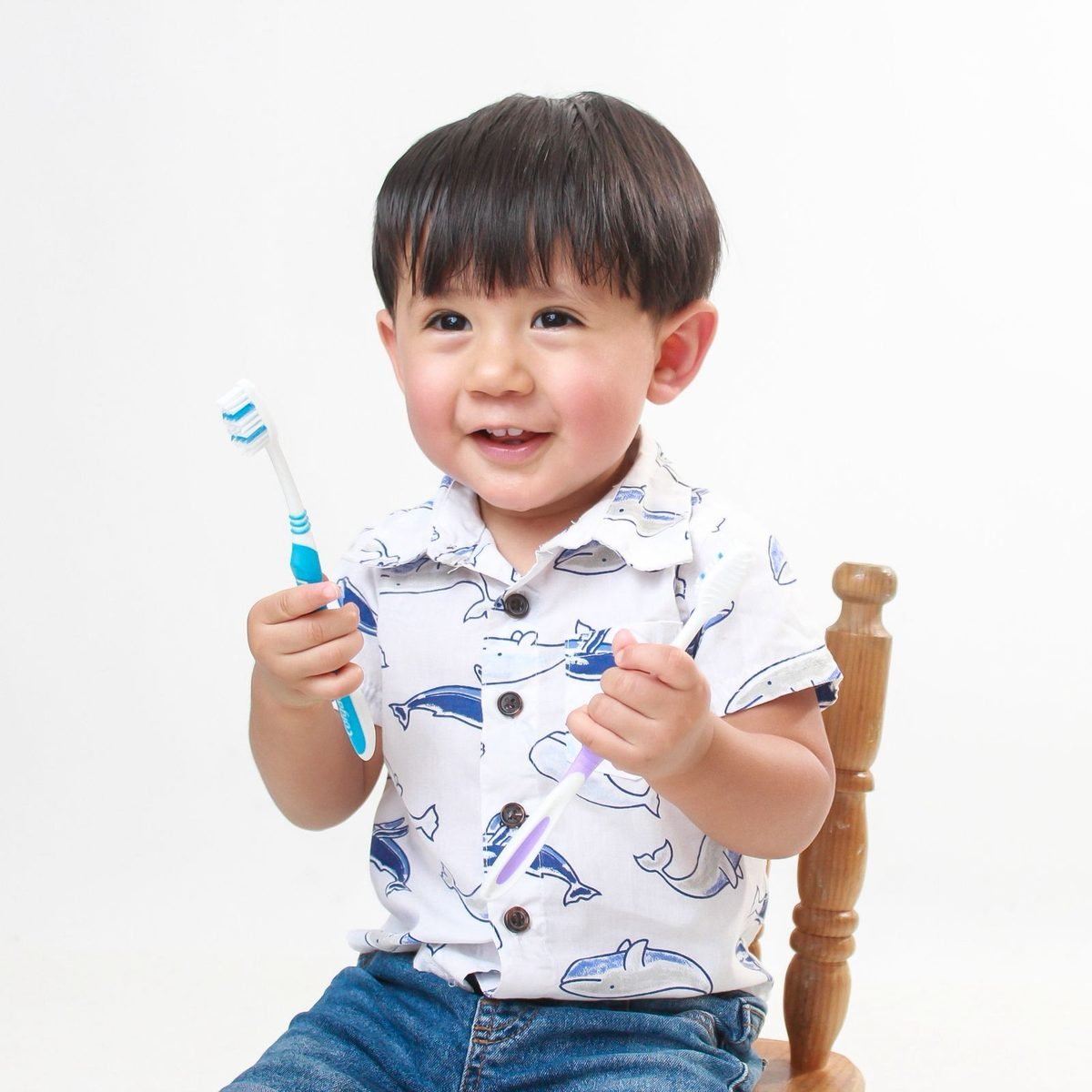 Niño sonriendo con su cepillo dental, servicio de limpieza infantil en Dental Olguín